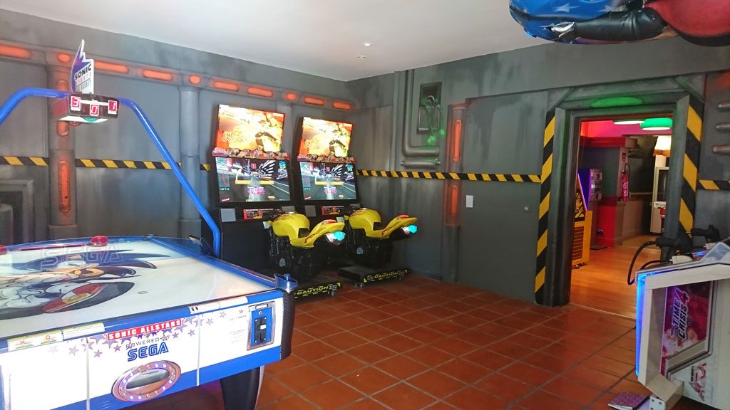 Salle de jeux et arcade du Camping Le Lac des Rêves au décor graffiti